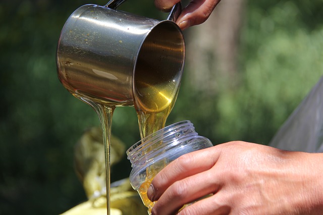 nalévání medu